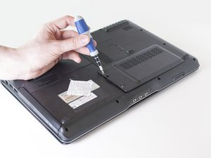 Langkah 1 — Buka Panel Bawah Laptop