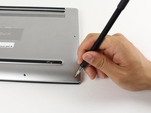 Langkah 1 — Membuka Tutup Bagian Bawah Laptop