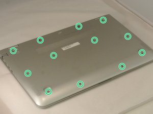 Langkah 1 — Matikan Laptop dan Buka Tutup Bawah