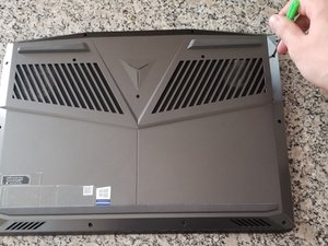 Langkah 1 — Membuka Casing Belakang Laptop