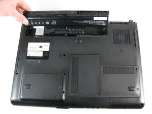 Langkah 2 — Buka Tutup Bagian Bawah Laptop