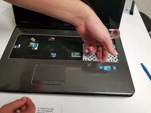 Langkah 3 — Lepaskan Kabel dan Ganti Palm Rest