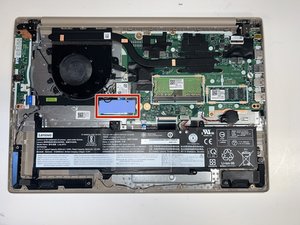 Langkah 3 — Mengakses SSD di Bawah Thermal Pad