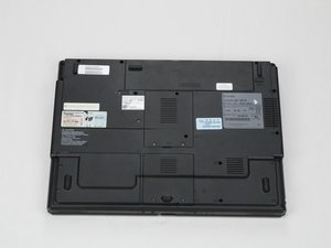 Langkah 1 — Matikan Laptop dan Buka Tutup Bawah