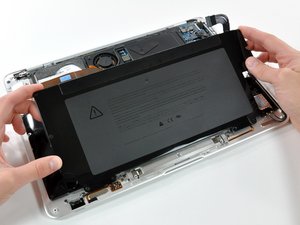 Langkah 3 — Lepaskan Baterai dan Akses DC-In Board