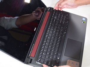 Langkah 8 — Akses Kabel Ribbon Keyboard