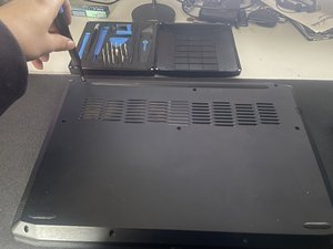 Langkah 1 — Matikan Laptop dan Buka Bagian Belakang