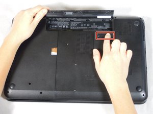 Langkah 2 — Mengangkat Baterai