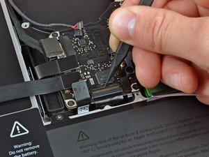 Langkah 6 — Mengeluarkan Kabel Keyboard