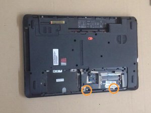 Langkah 5 — Lepaskan Sekrup dan Buka Casing