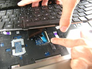 Langkah 4 — Lepaskan Keyboard