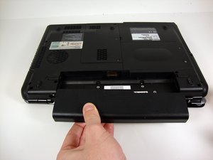 Langkah 2 — Mengeluarkan CD/DVD Drive dari Frame