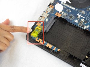 Langkah 5 — Lepaskan Kabel Hard Drive