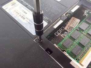 Langkah 4 — Buka Keyboard dan Lepaskan Koneksi