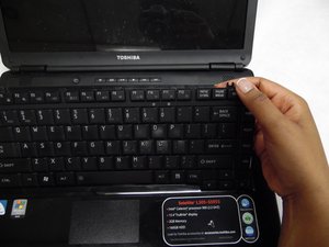 Langkah 4 — Lepaskan Sekrup dan Komponen