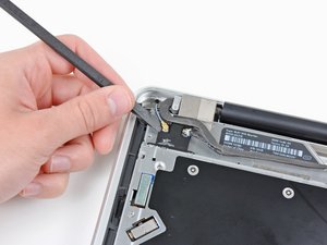 Langkah 3 — Mengangkat Kabel Antena Bluetooth