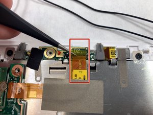 Langkah 8 — Lepaskan Kabel Kamera dari Papan Sirkuit
