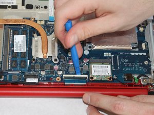 Langkah 6 — Menghubungkan dan Memutus Kabel Keyboard