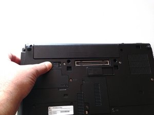 Langkah 1 — Buka Tutup Laptop dan Lepaskan Baterai RTC
