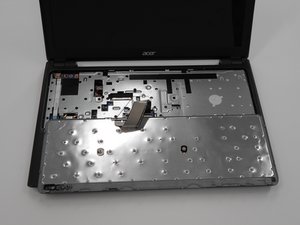 Langkah 3 — Melepas Kabel Keyboard