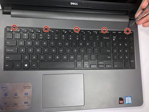 Langkah 1 — Mengeluarkan Keyboard dari Laptop