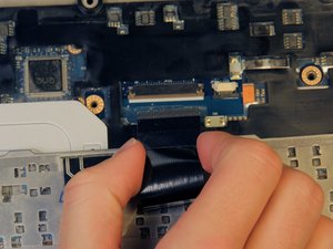 Langkah 7 — Mengeluarkan Kabel Ribbon di Sisi Kiri