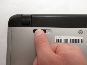 Langkah 1 — Buka Bagian Bawah Laptop