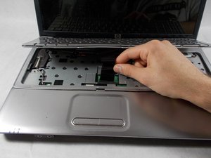 Langkah 4 — Mengangkat Keyboard