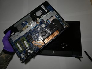 Langkah 3 — Lepaskan Layar dari Tubuh Laptop