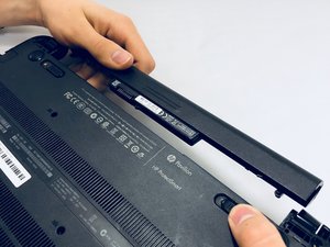 Langkah 3 — Melepas Kabel Touchpad dan Plat Kecil
