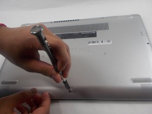 Langkah 2 — Lepaskan Sekrup di Bagian Bawah