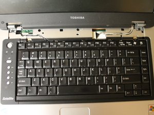 Langkah 2 — Melepas Keyboard