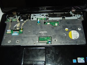 Langkah 4 — Lepaskan Palm Rest