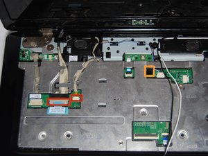 Langkah 3 — Lepaskan kabel dan sekrup layar
