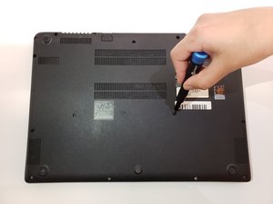Langkah 1 — Buka Panel Belakang Laptop