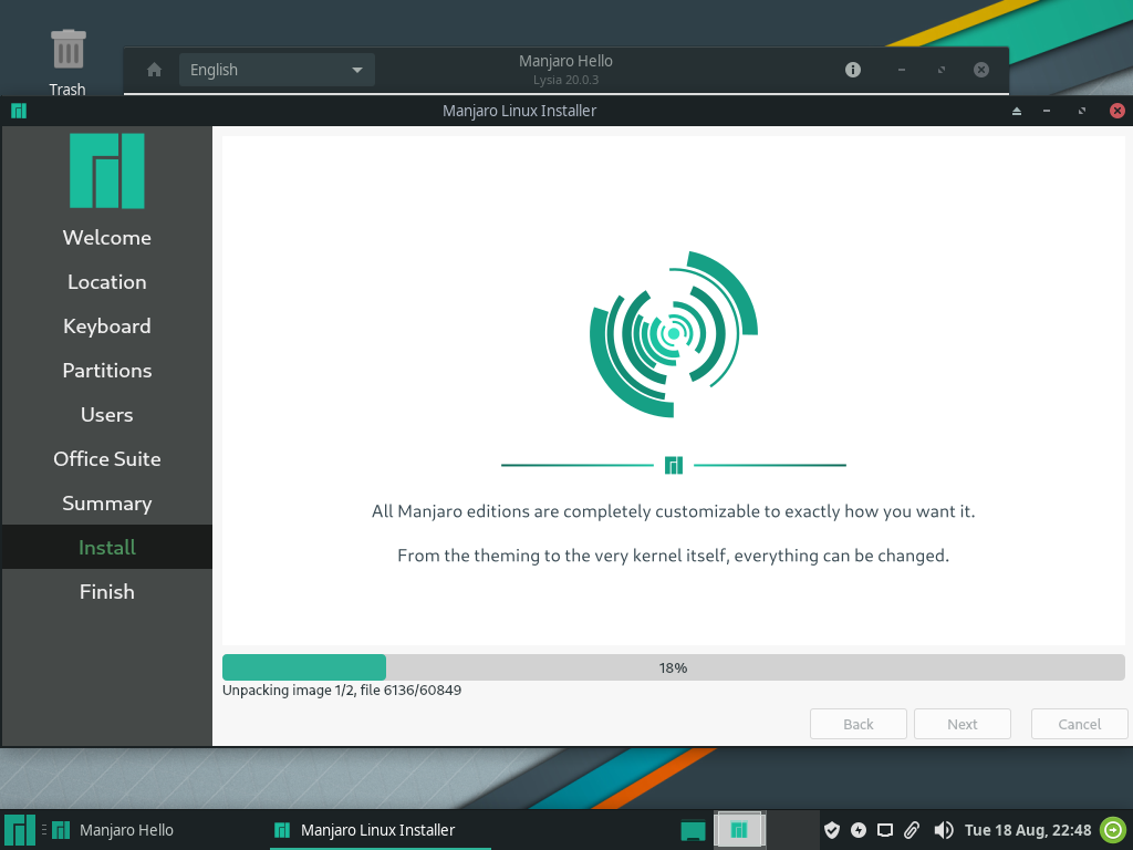 Layar progres instalasi menampilkan 18 persen, sedang membongkar image sistem, dengan tip berjalan All Manjaro editions are completely customizable to exactly how you want it