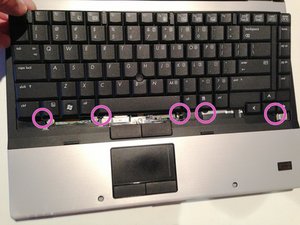 Langkah 2 — Lepaskan Kabel Koneksi Keyboard