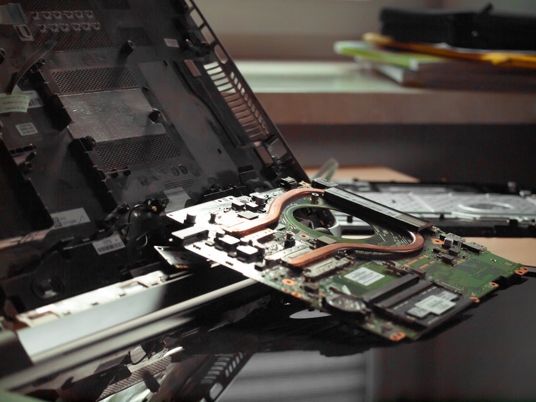 Penggantian Bezel Layar Belakang MacBook Core 2 Duo