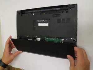 Langkah 2 — Mengangkat Panel Belakang