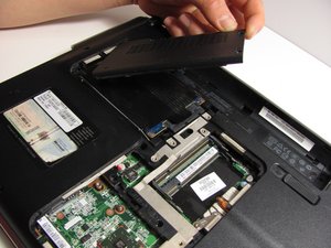 Langkah 2 — Lepaskan Tutup Port Hard Drive