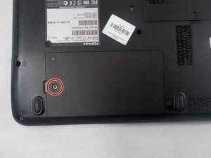 Langkah 2 — Lepaskan Screws yang Mengunci Panel Belakang