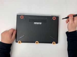 Langkah 4 — Lepaskan Tutup Bawah Laptop