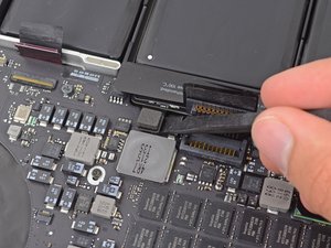 Langkah 3 — Lepaskan Konektor Trackpad Ribbon
