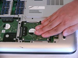 Langkah 4 — Lepaskan Sekrup Hard Drive