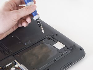 Langkah 3 — Lepaskan Panel Internal