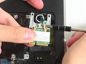 Langkah 5 — Pasang Kembali Baterai dan Tutup Laptop