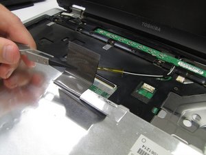 Langkah 5 — Lepaskan Kabel Keyboard