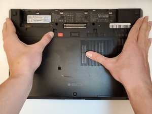 Langkah 1 — Matikan Laptop dan Keluarkan Baterai