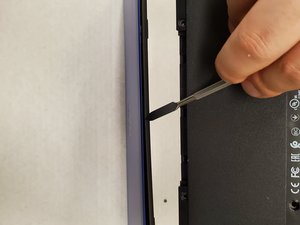 Langkah 3 — Membalik Laptop dan Melepas Screws