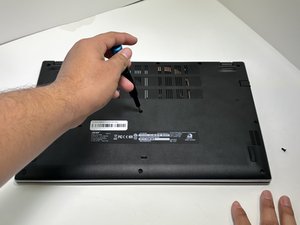 Langkah 1 — Membuka Bagian Bawah Laptop